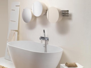 Rubinetto vecchio e sporco e lavabo in ceramica bianca, concetto