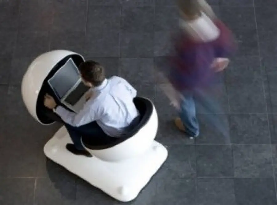 Scrivania e seduta? Tutto in una sfera con Globus Workstation