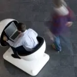 Scrivania e seduta? Tutto in una sfera con Globus Workstation