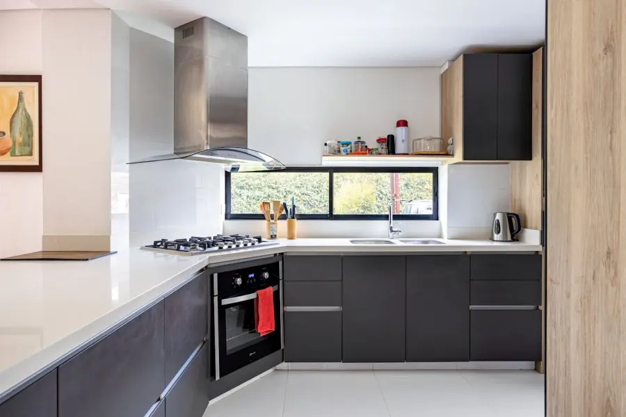 Come arredare una cucina con stile integrando design e funzionalità
