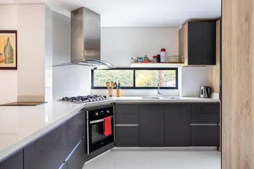 Come arredare una cucina con stile integrando design e funzionalità