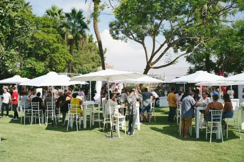 Come arredare un giardino di grandi dimensioni per una fiera o un evento importante