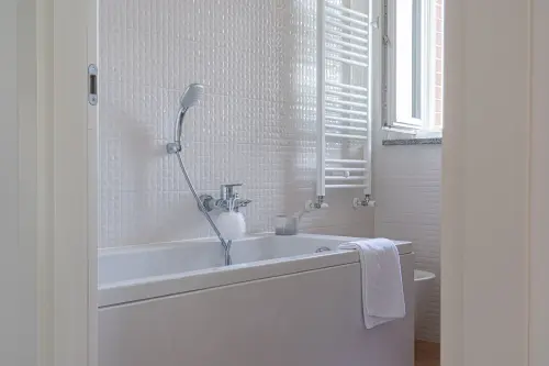 Pitturare le piastrelle del bagno: guida tecnica 2026