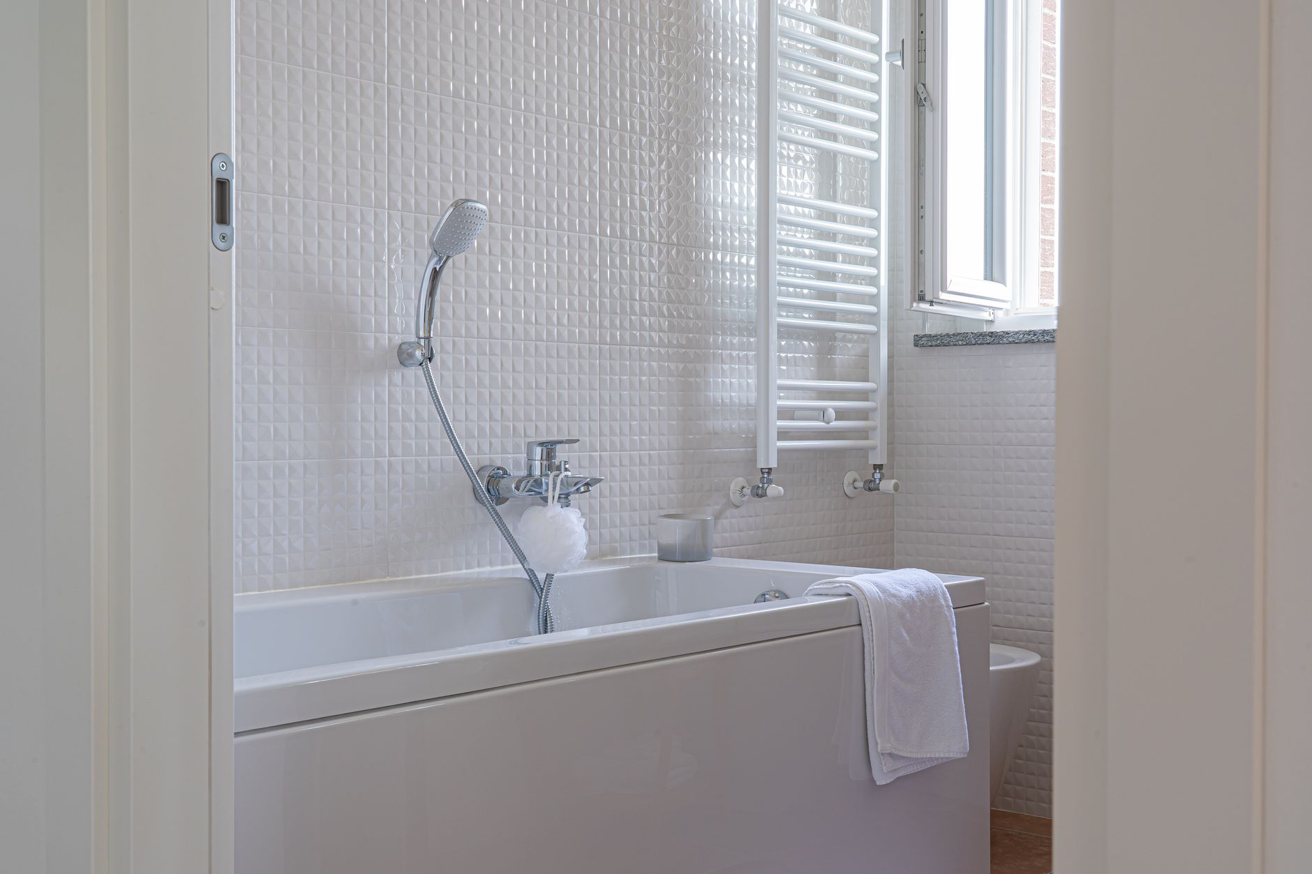 Pitturare le piastrelle del bagno: guida tecnica 2026
